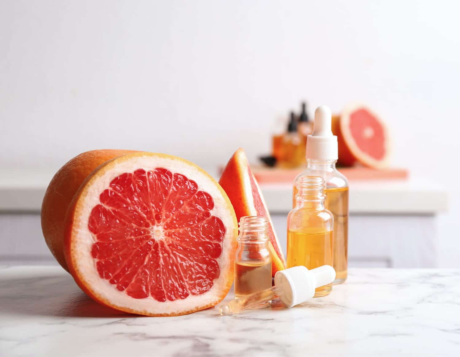 pamplemousse avec de l'extraction dans un échantillon posé sur une table