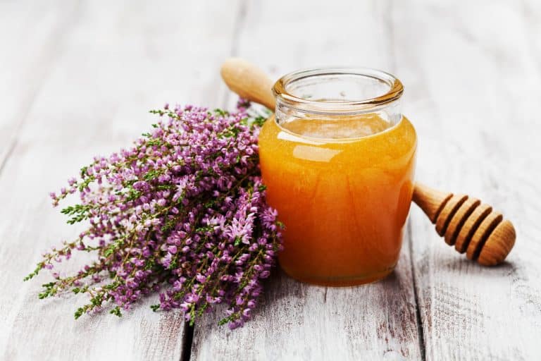 pot de miel sur une table avec un petit bouquet de lavande