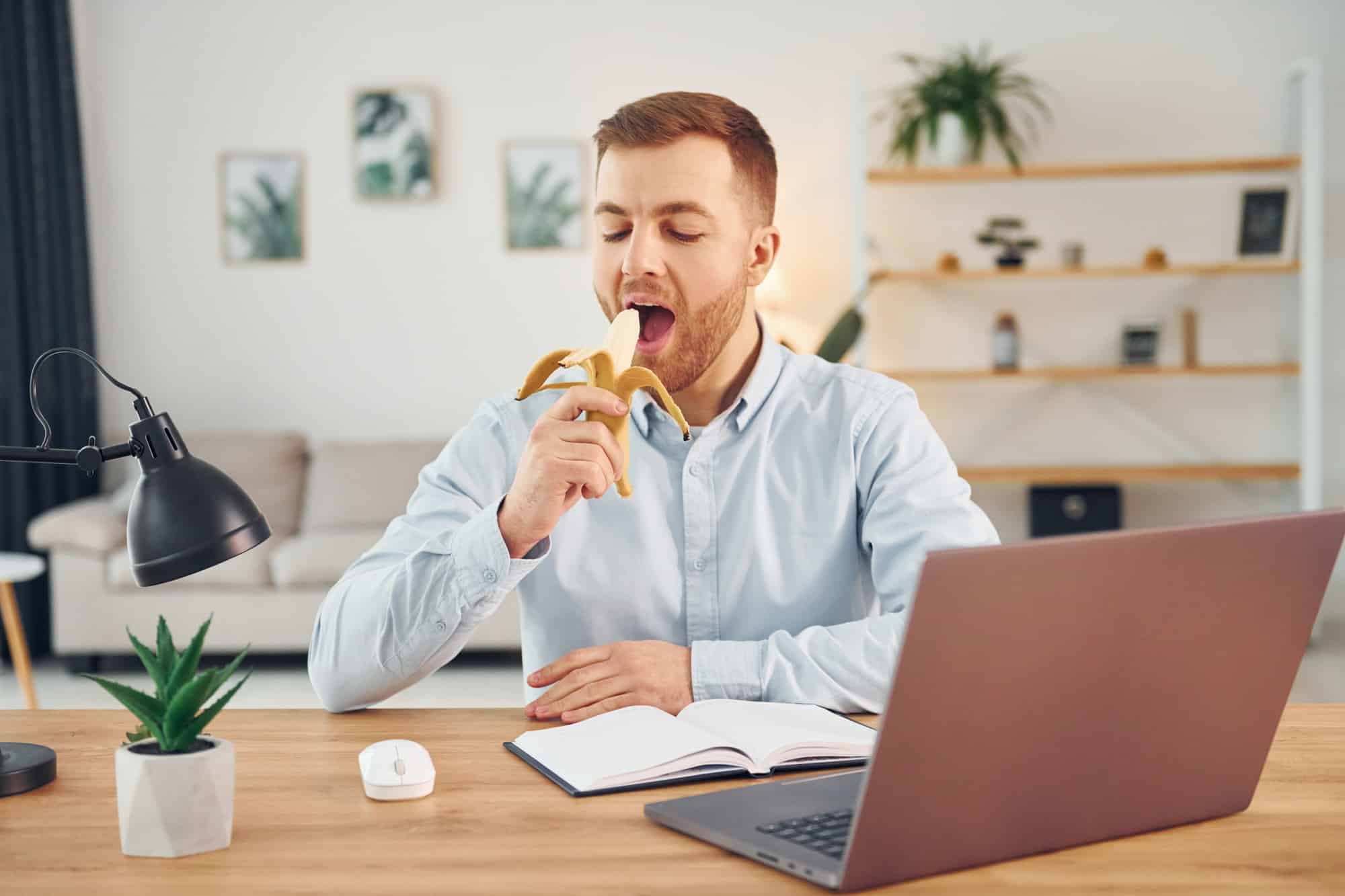 employé qui mange une banane en télé travail