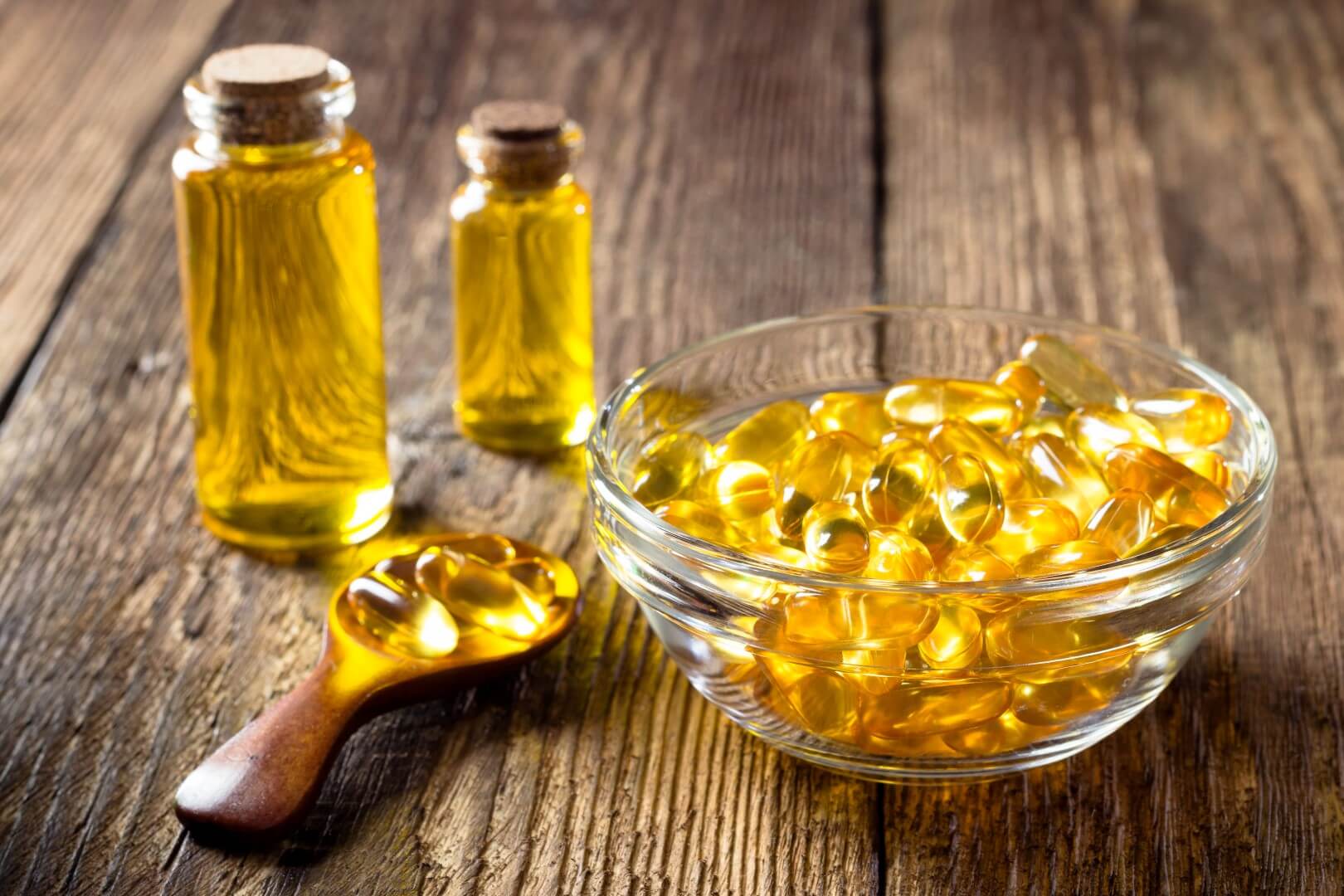 gélules d'omega 3 6 9 sur une table en bois