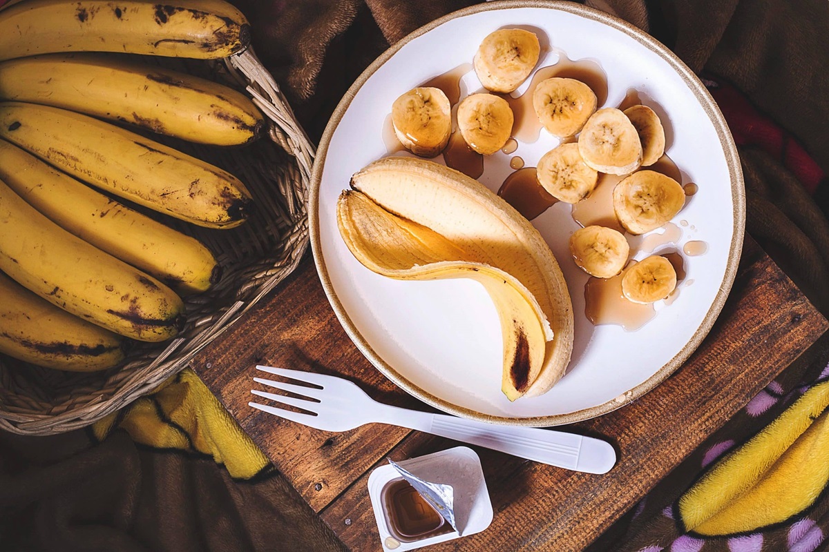 bananes coupées en rondelles dans une assiette avec du miel