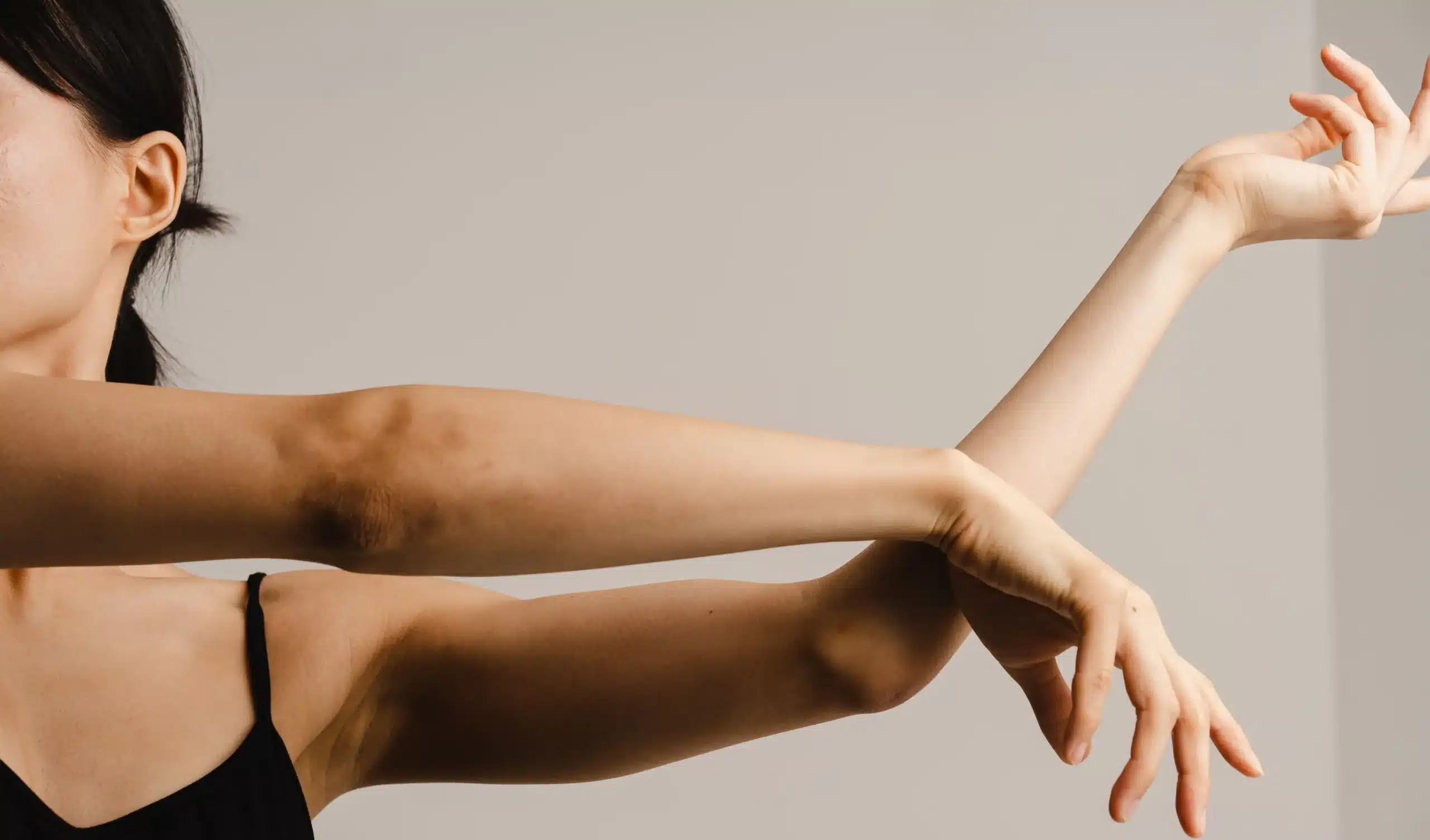 femme avec les bras tendues du coté droit