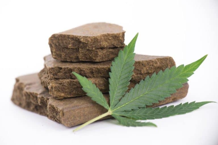 femme de cannabis et résigne de cannabis sur fond blanc