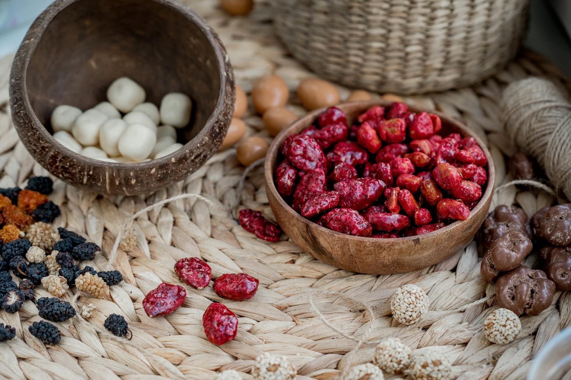 Gros plan baies de goji dans bol céramique avec amandes et tranches d'orange
