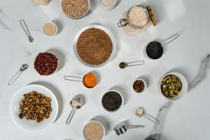 Bol de graines de chia avec cuillère doseuse montrant portion exacte