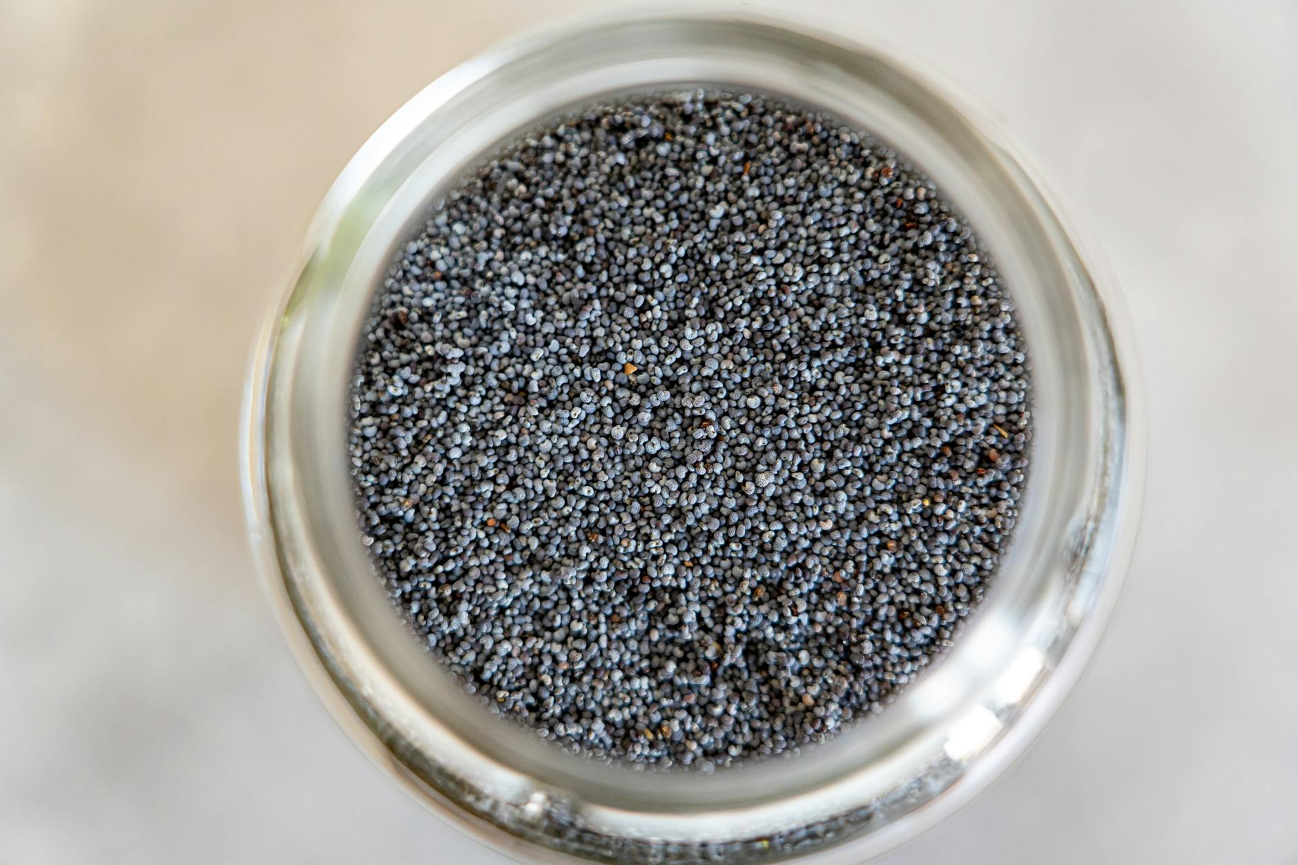 Bocal en verre avec graines de chia trempées formant un gel