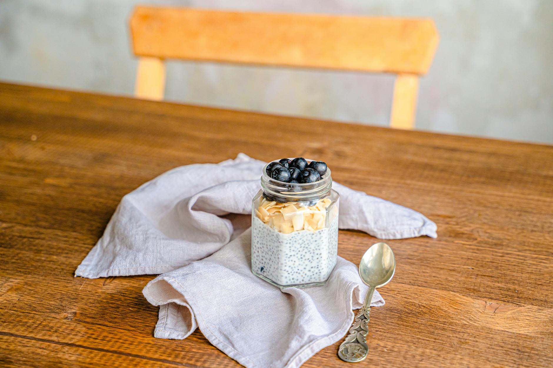 Préparation de pudding de chia avec dosettes et ingrédients en cuisine