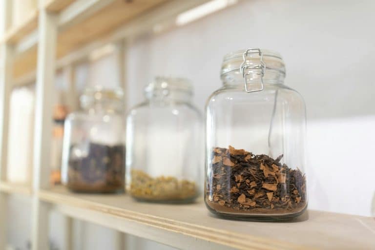 Plantes détox séchées dans bocaux en verre pour infusion maison
