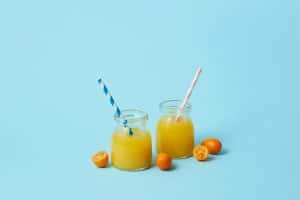 Jus anti-inflammatoire curcuma gingembre frais dans bocal avec ingrédients