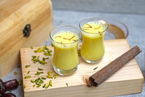 Jus de curcuma frais dans un verre avec gingembre et poivre noir, lumière naturelle