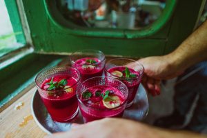 Jus de betterave maison frais avec betteraves crues et gingembre