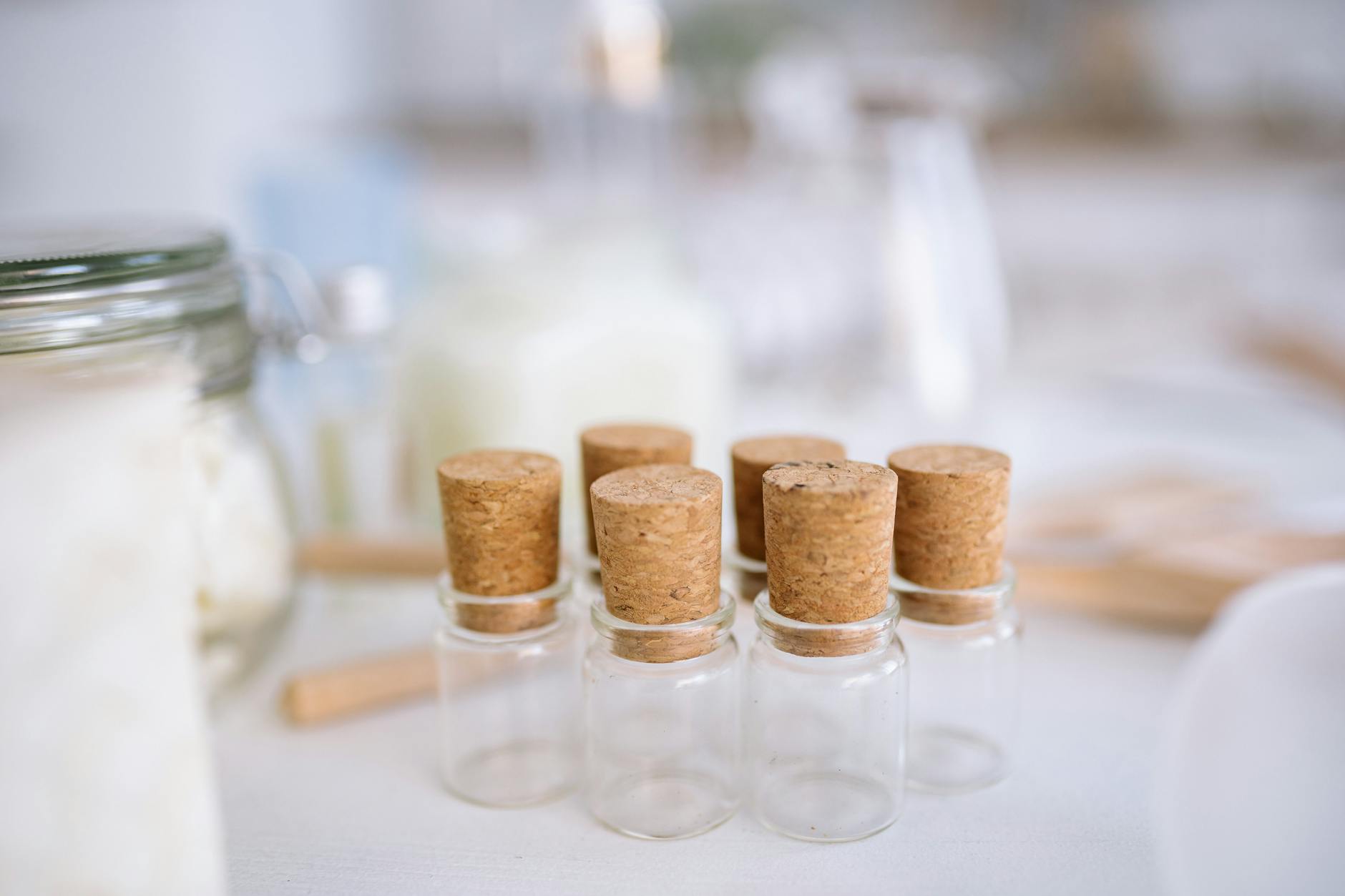 Six shots de gingembre maison en bouteilles de verre sur plateau bois