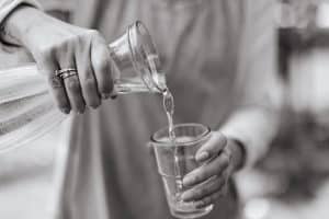 Femme versant peptides de collagène dans son café du matin