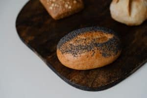 Graines de pavot bleues dans un bol en bois, bienfaits nutritionnels