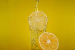 Verre eau citronnée tiède dangers jus de citron à jeun