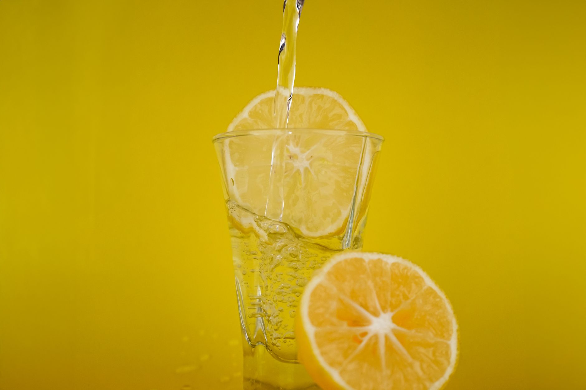 Verre eau citronnée tiède dangers jus de citron à jeun