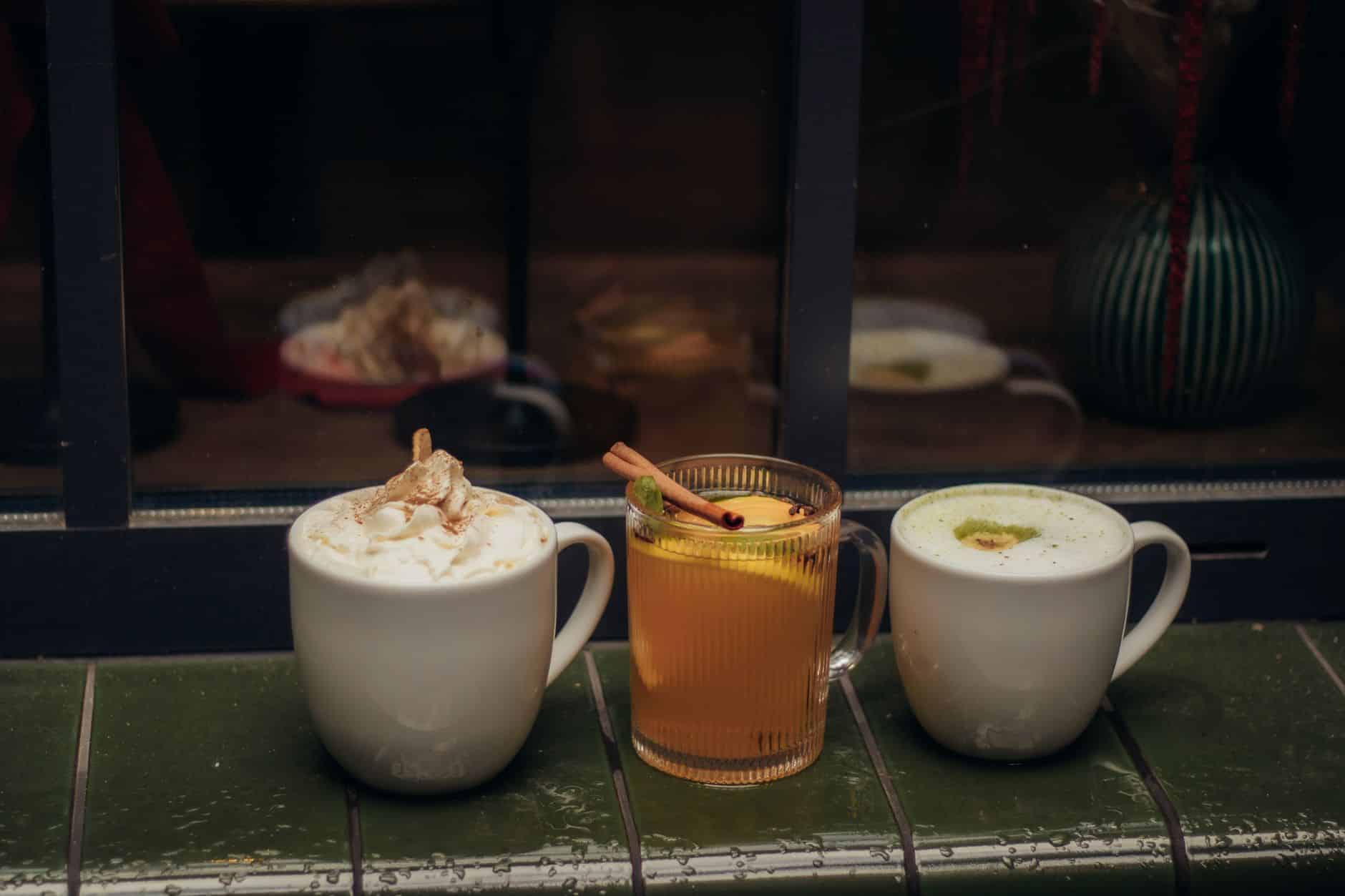 Trois variantes de jus de pomme chaud épicé maison Noël