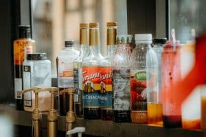 Différents formats de brique de jus alignés sur plan de travail