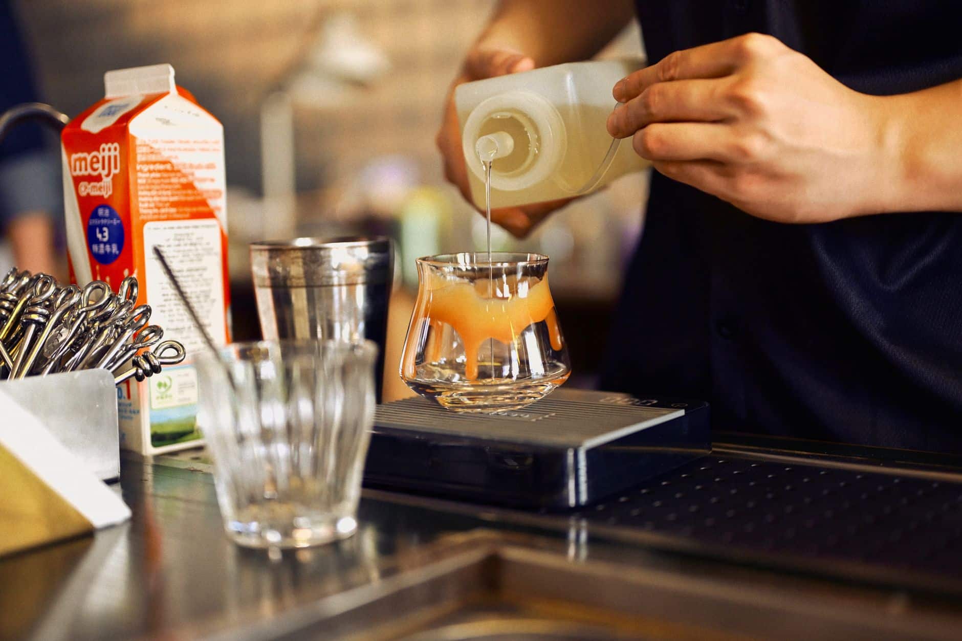 Verser une brique de jus dans un verre sans éclabousser