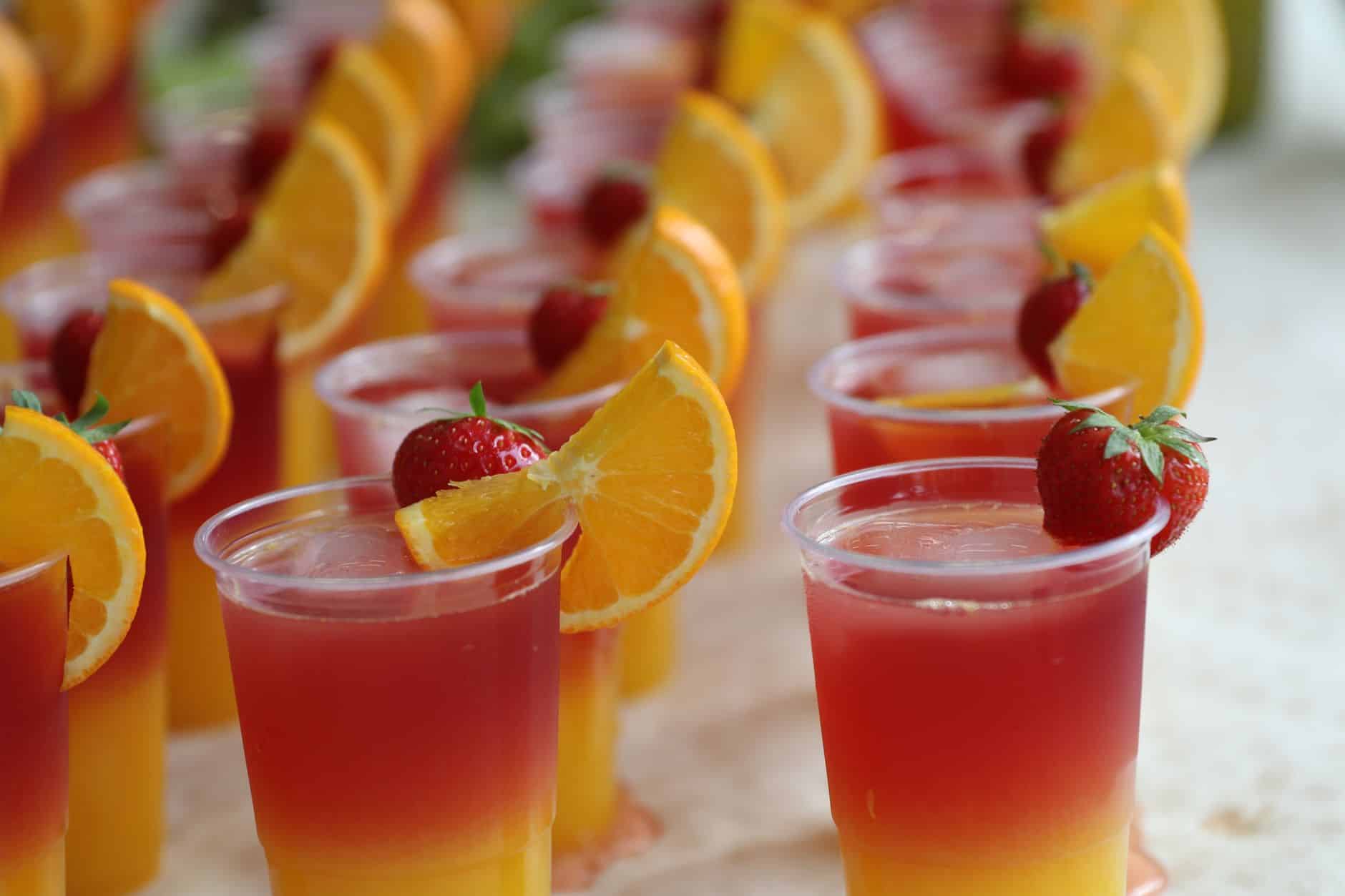 Cocktails jus de fruit sans alcool colorés sur table estivale