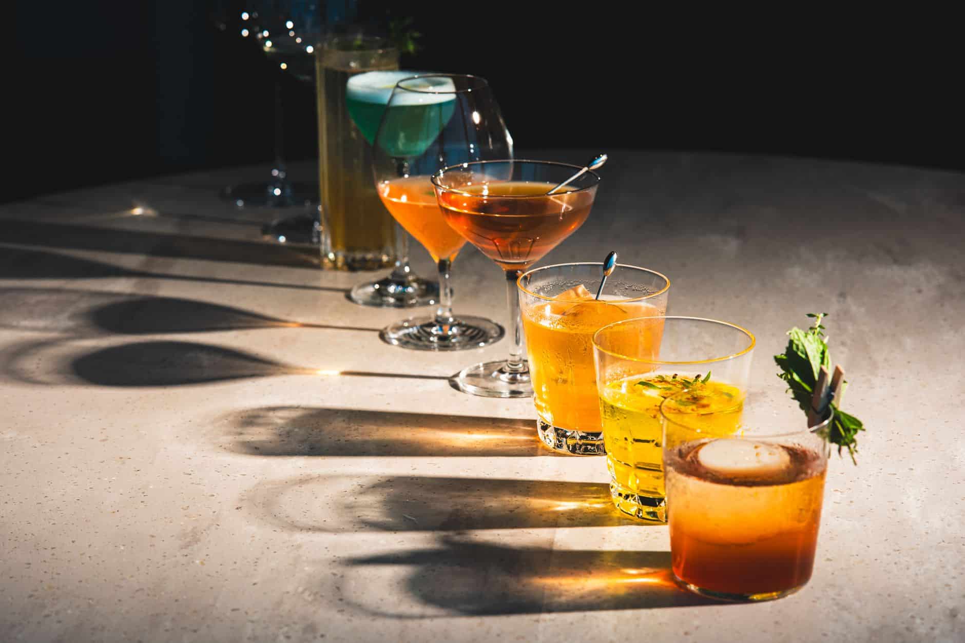 Mocktail élégant avec garniture menthe citron vert sucre coloré