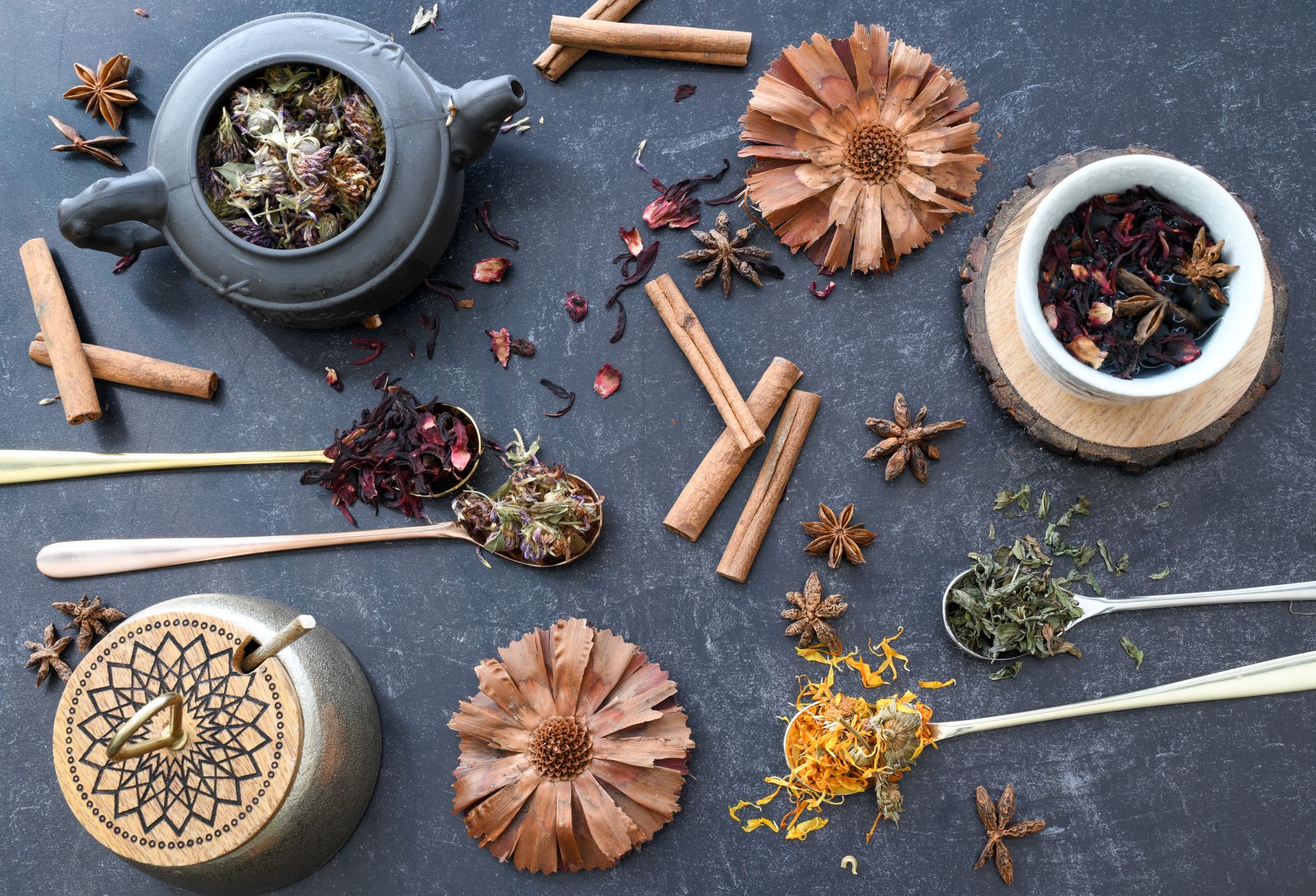 Infusion ayurvédique aux épices cardamome cannelle gingembre vue de dessus