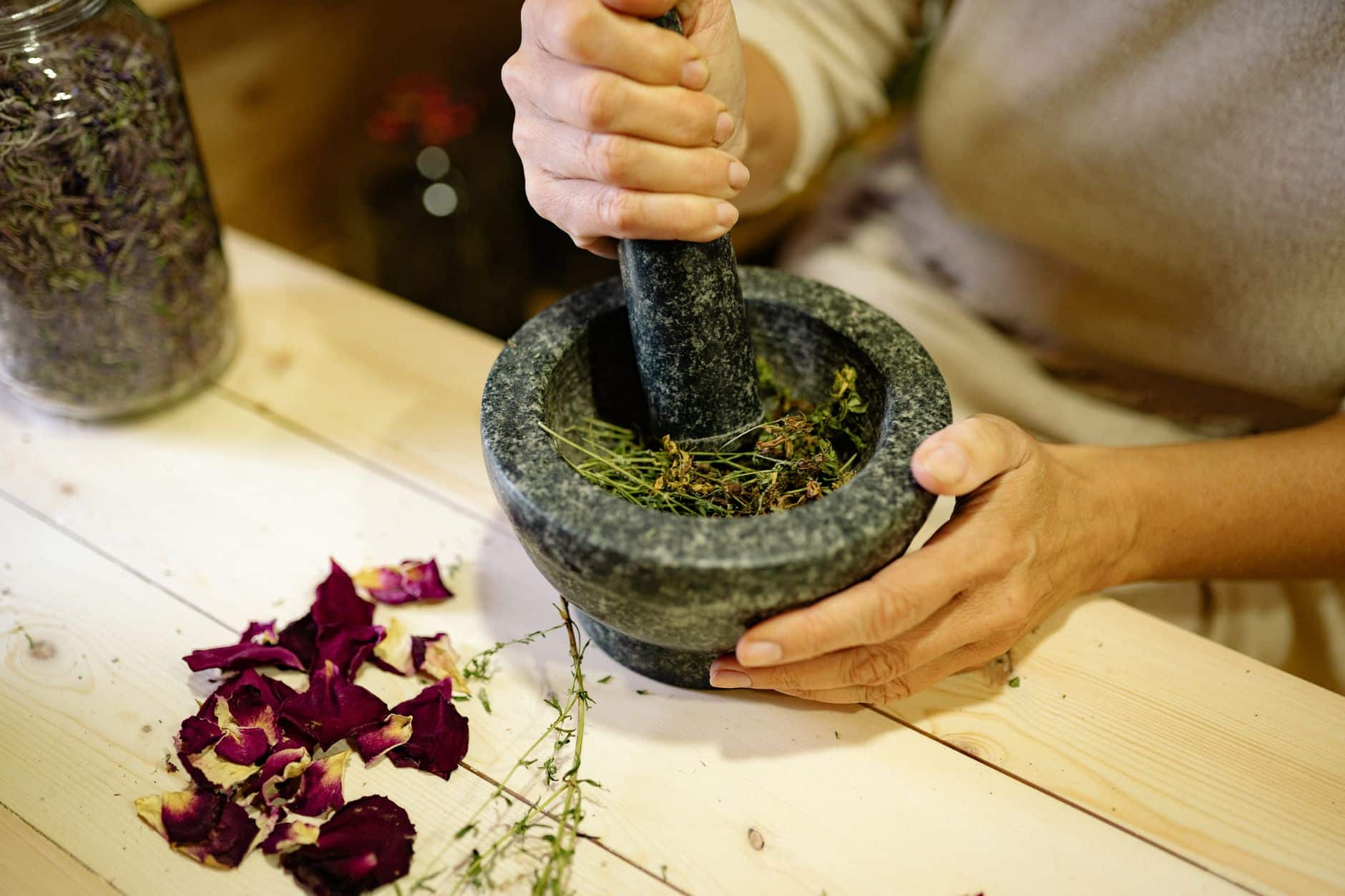 Préparation maison d'une infusion ayurvédique avec mortier et théière