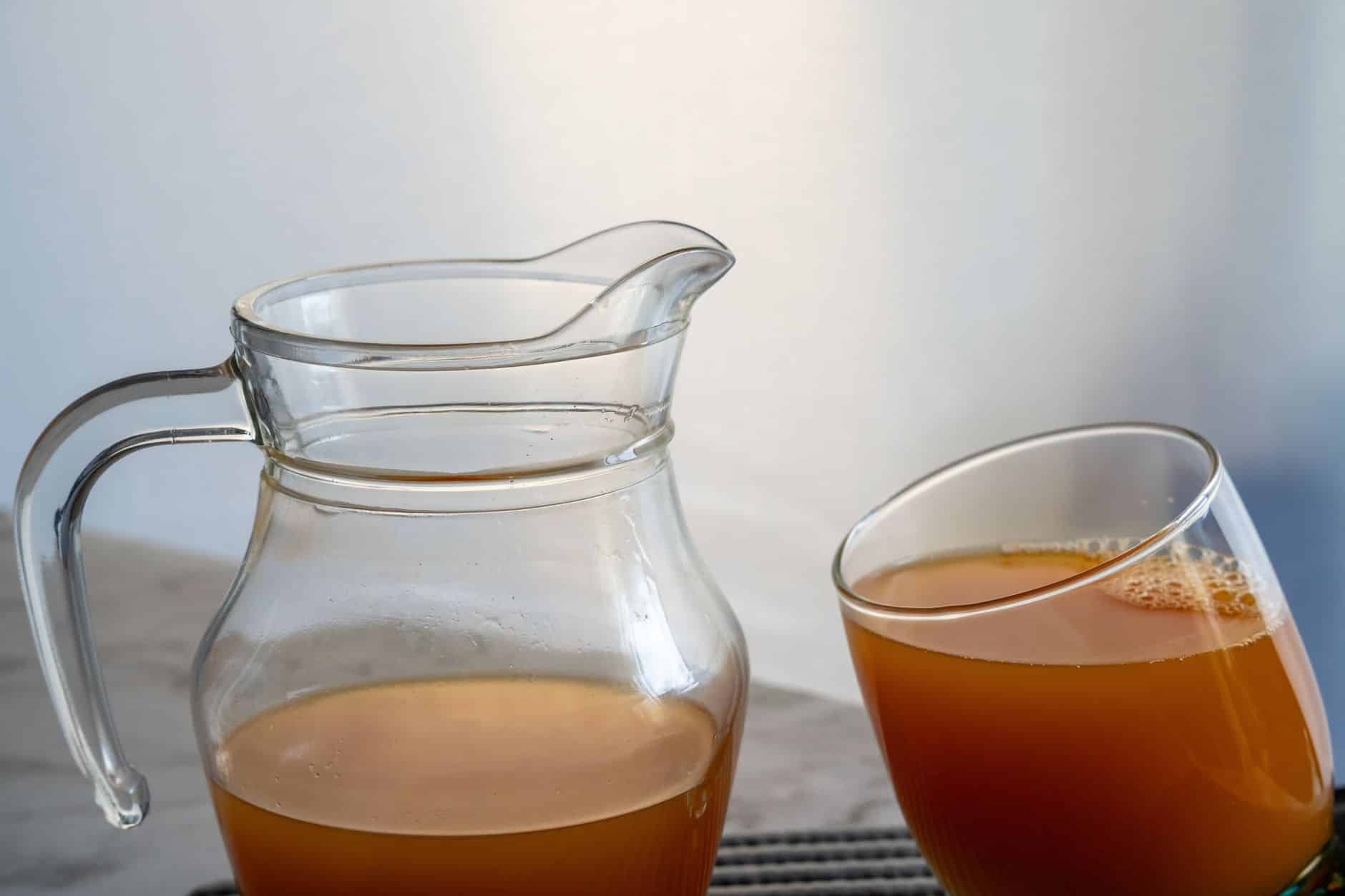 Jus d'abricot maison en carafe avec abricots frais coupés
