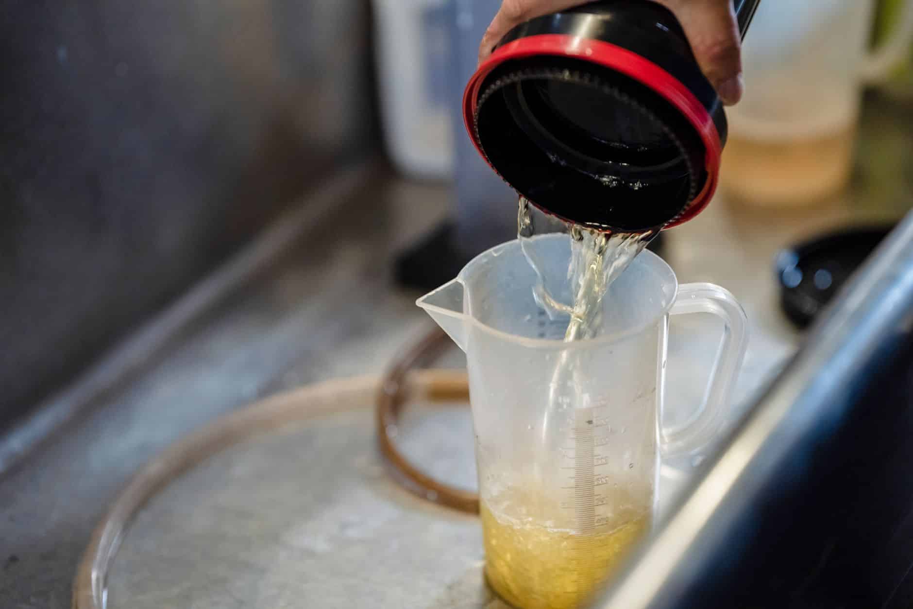 Embouteillage kombucha maison dans bouteille bouchon mécanique