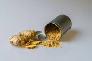 Poudre de maca noir et racines séchées dans un bol en bois, origine Pérou