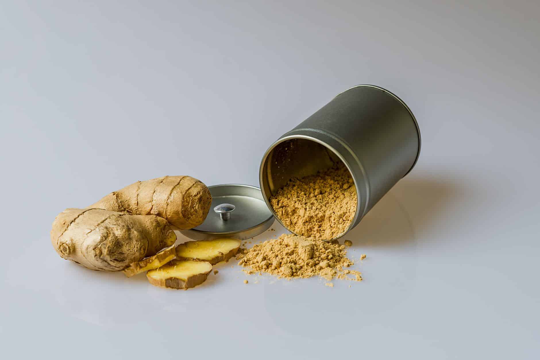 Poudre de maca noir et racines séchées dans un bol en bois, origine Pérou