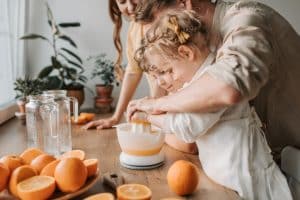 Presse agrume automatique moderne sur plan de travail avec oranges fraîches