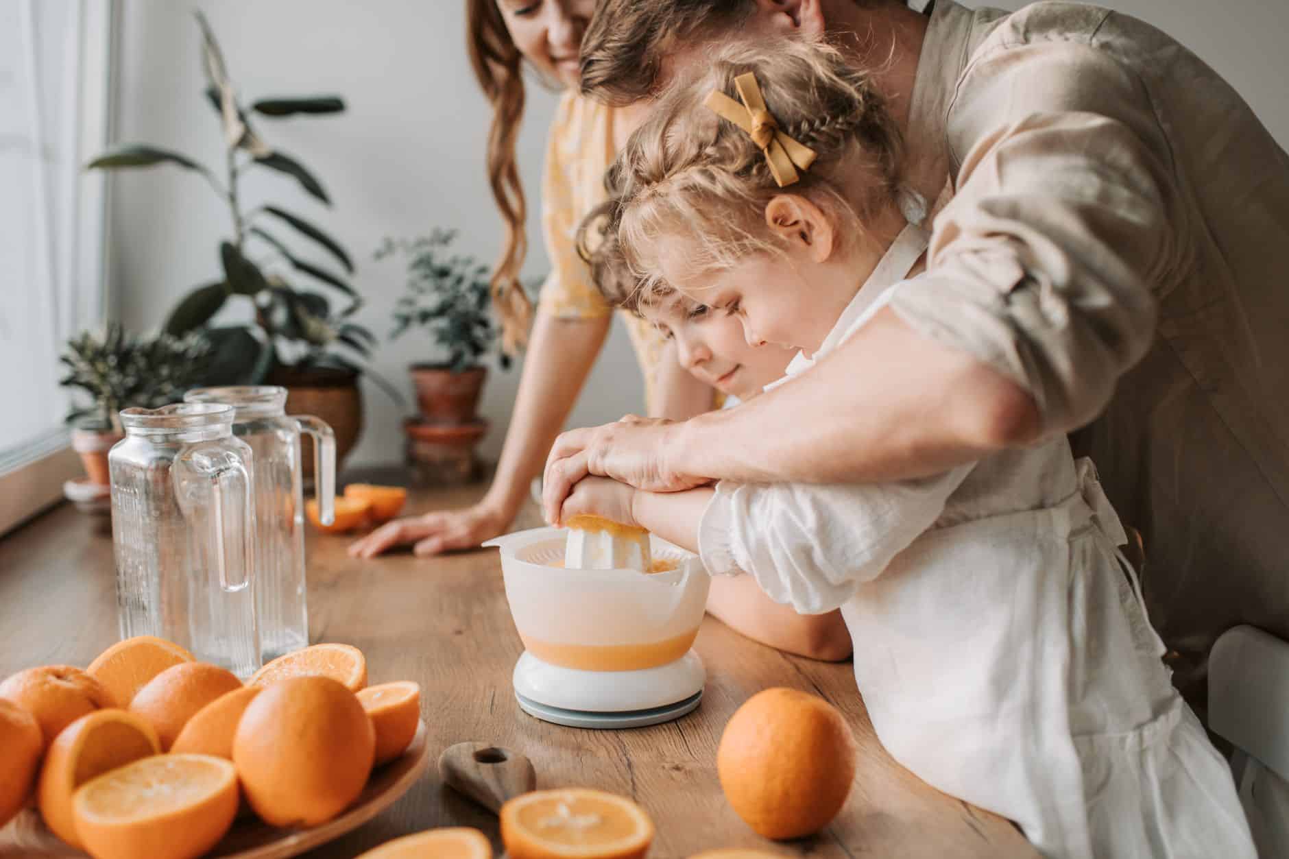 Presse agrume automatique moderne sur plan de travail avec oranges fraîches
