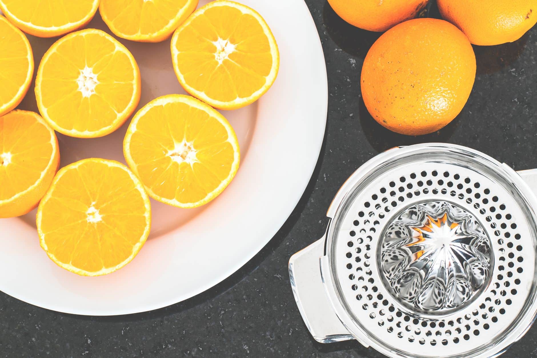 Comparatif presse-agrumes automatique et extracteur de jus en cuisine