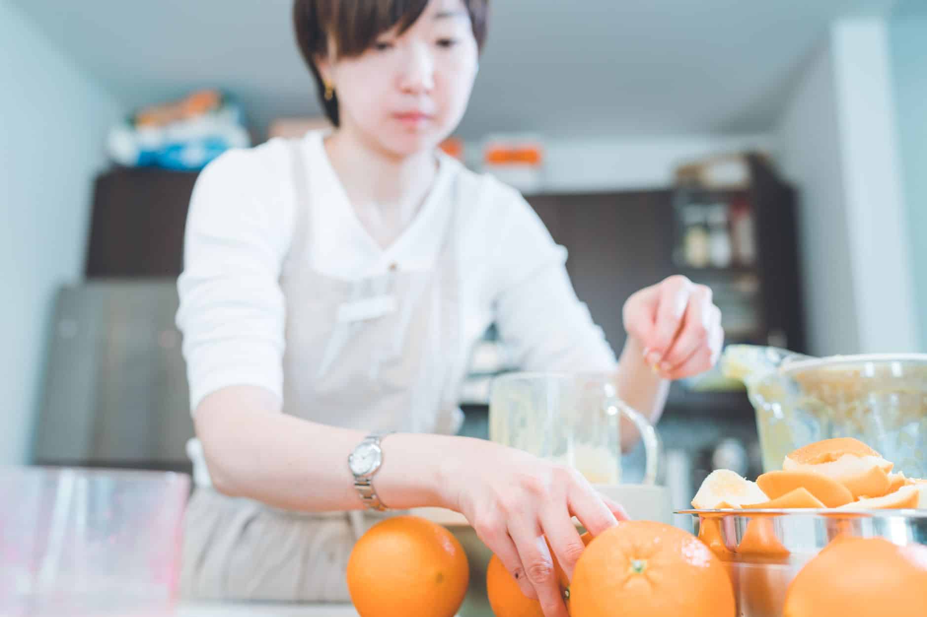 Cône de presse-agrumes extrayant du jus d orange frais