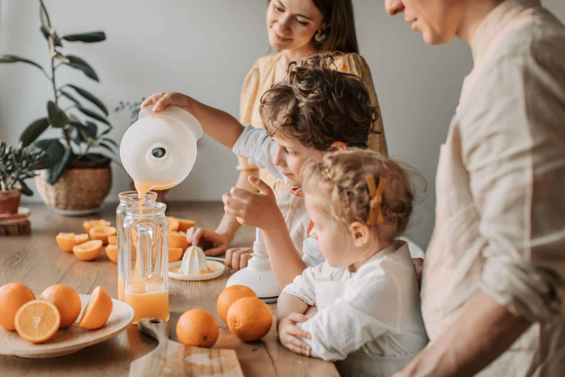 Jus d orange frais maison en famille au petit-déjeuner