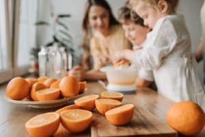 Presse orange automatique moderne avec oranges fraîches en cuisine
