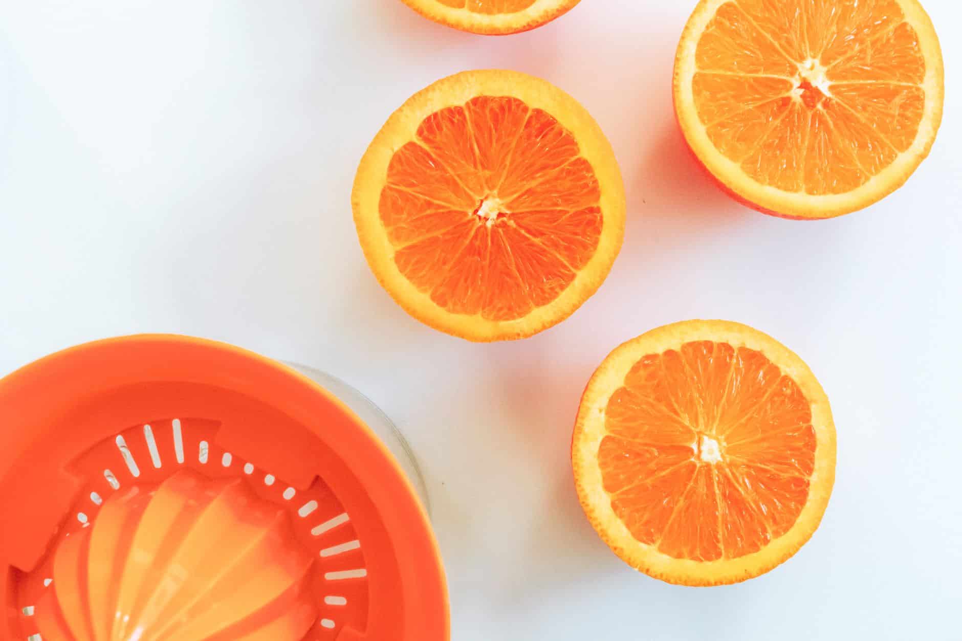 Presse orange automatique professionnelle dans un bar à jus