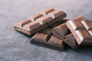 tablette de chocolat coupée en morceaux sur une table en gros plan