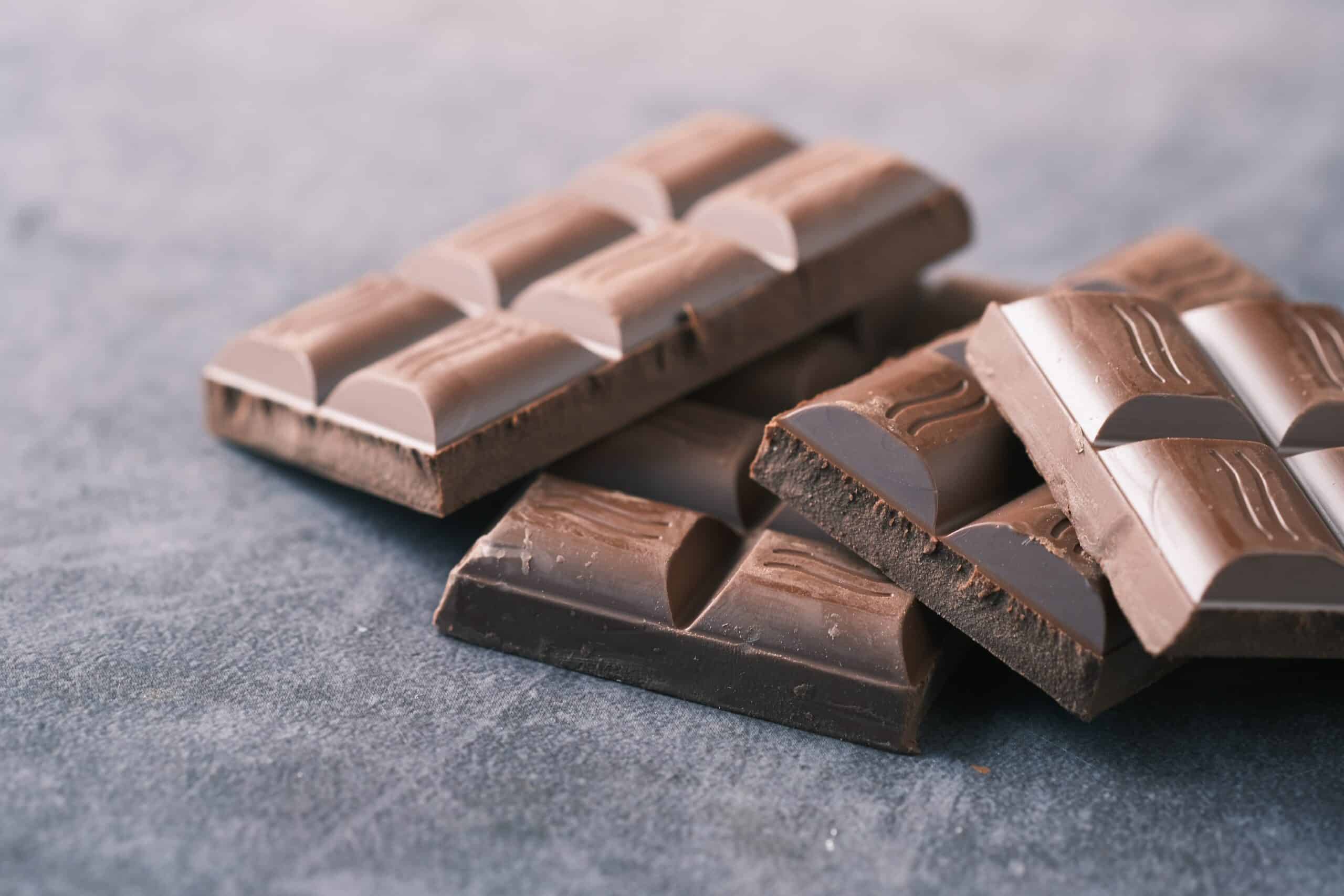 tablette de chocolat coupée en morceaux sur une table en gros plan