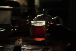 Thé sans théine rooibos infusé dans théière en verre