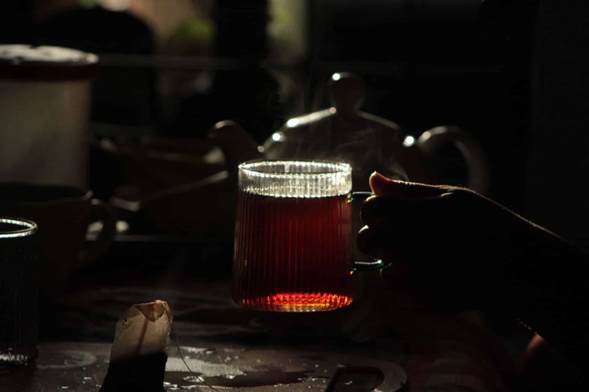 Thé sans théine rooibos infusé dans théière en verre