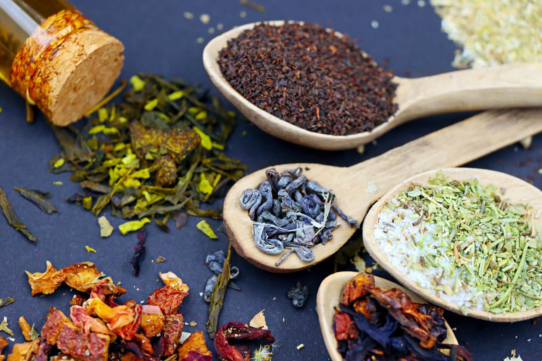 Variétés de tisanes et rooibos sans caféine en bols