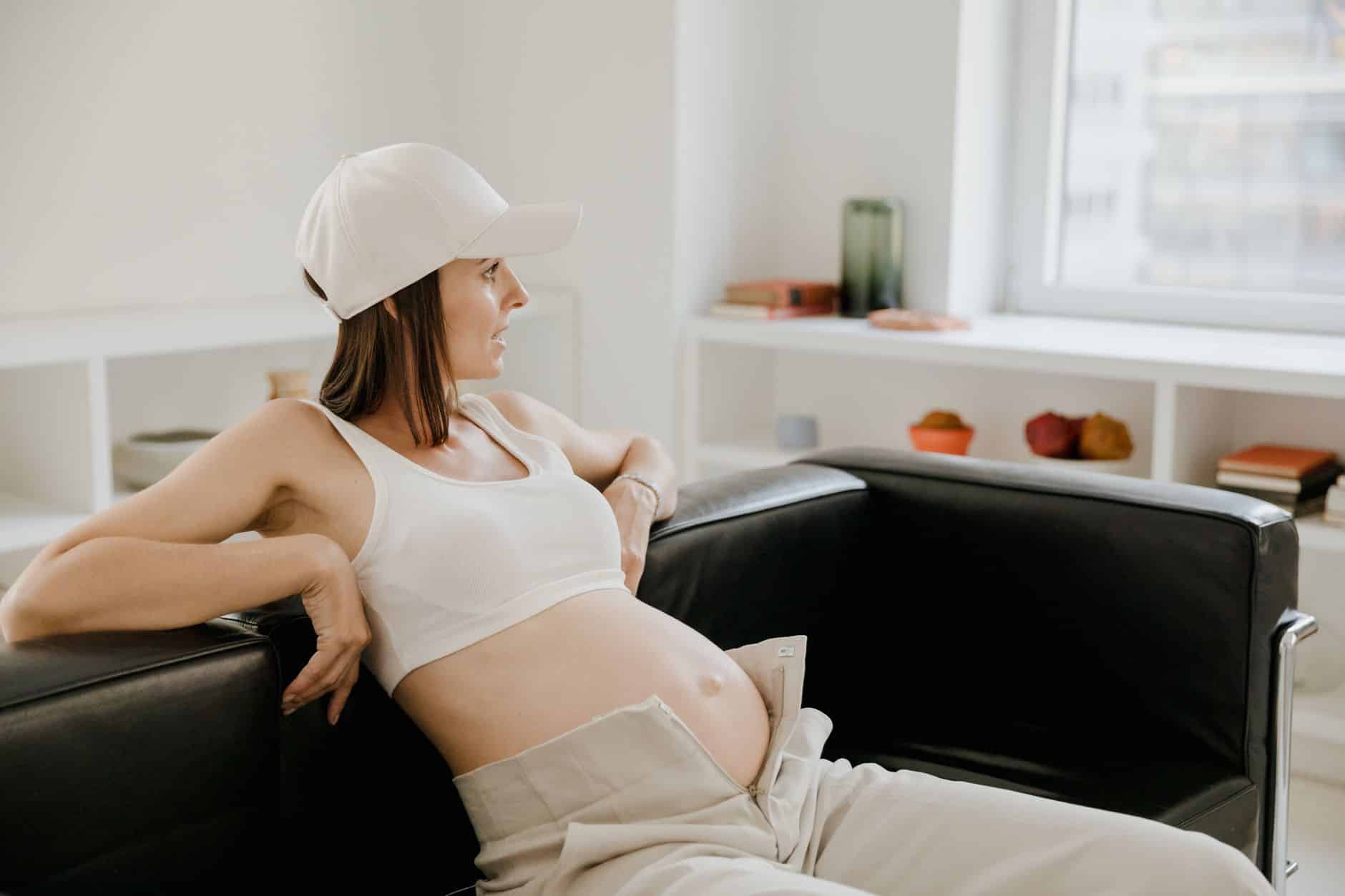 Femme enceinte buvant tisane sans théine dans sa cuisine