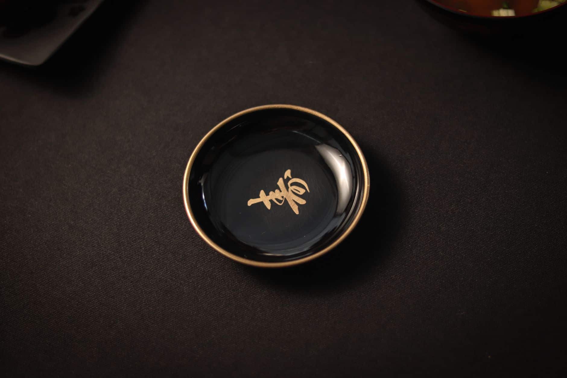Mini-nid de thé tuocha shu sur soucoupe céramique