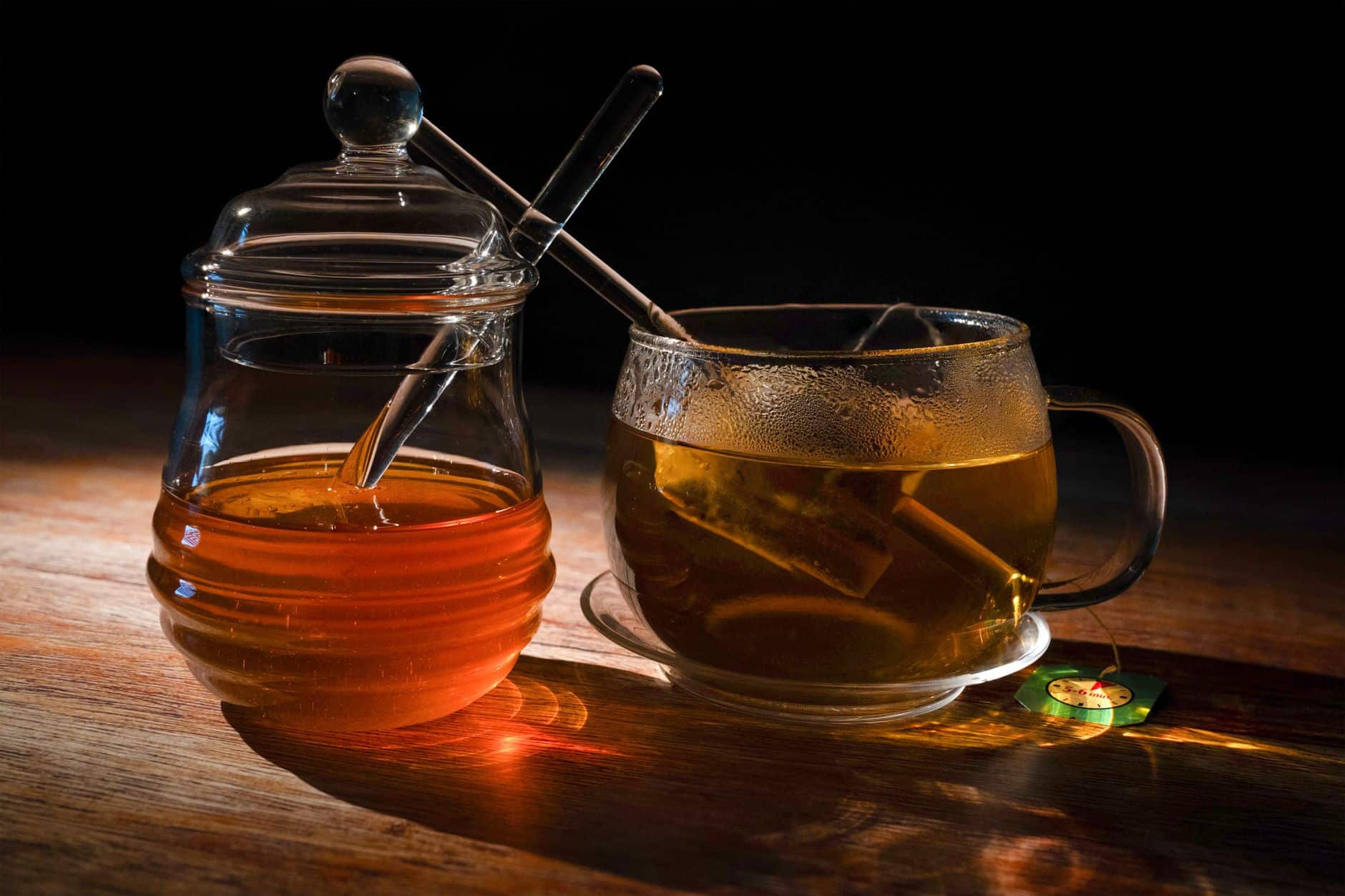 Théière en verre avec thé tuocha shu couleur acajou versé