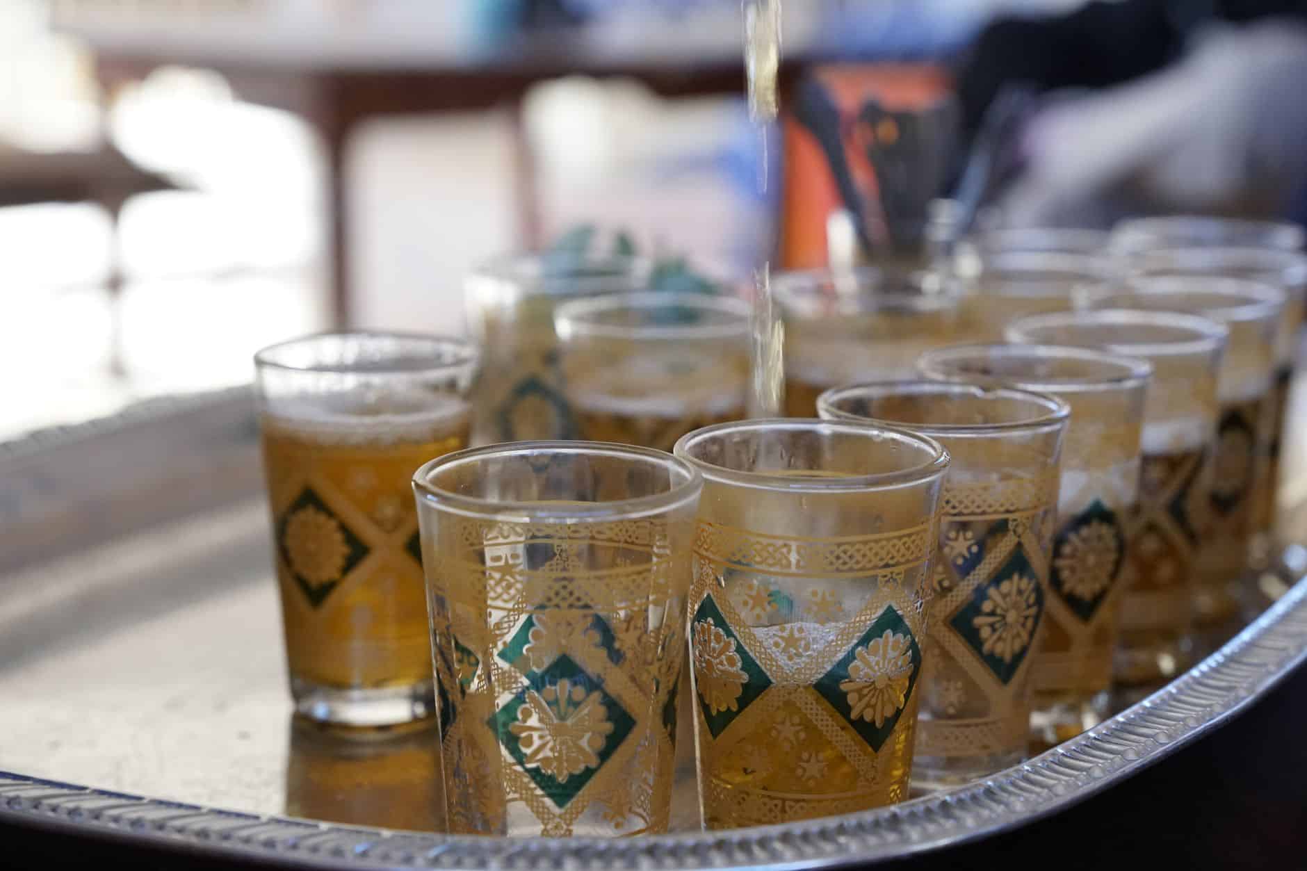 Thé à la menthe marocain au Gunpowder servi en verre traditionnel