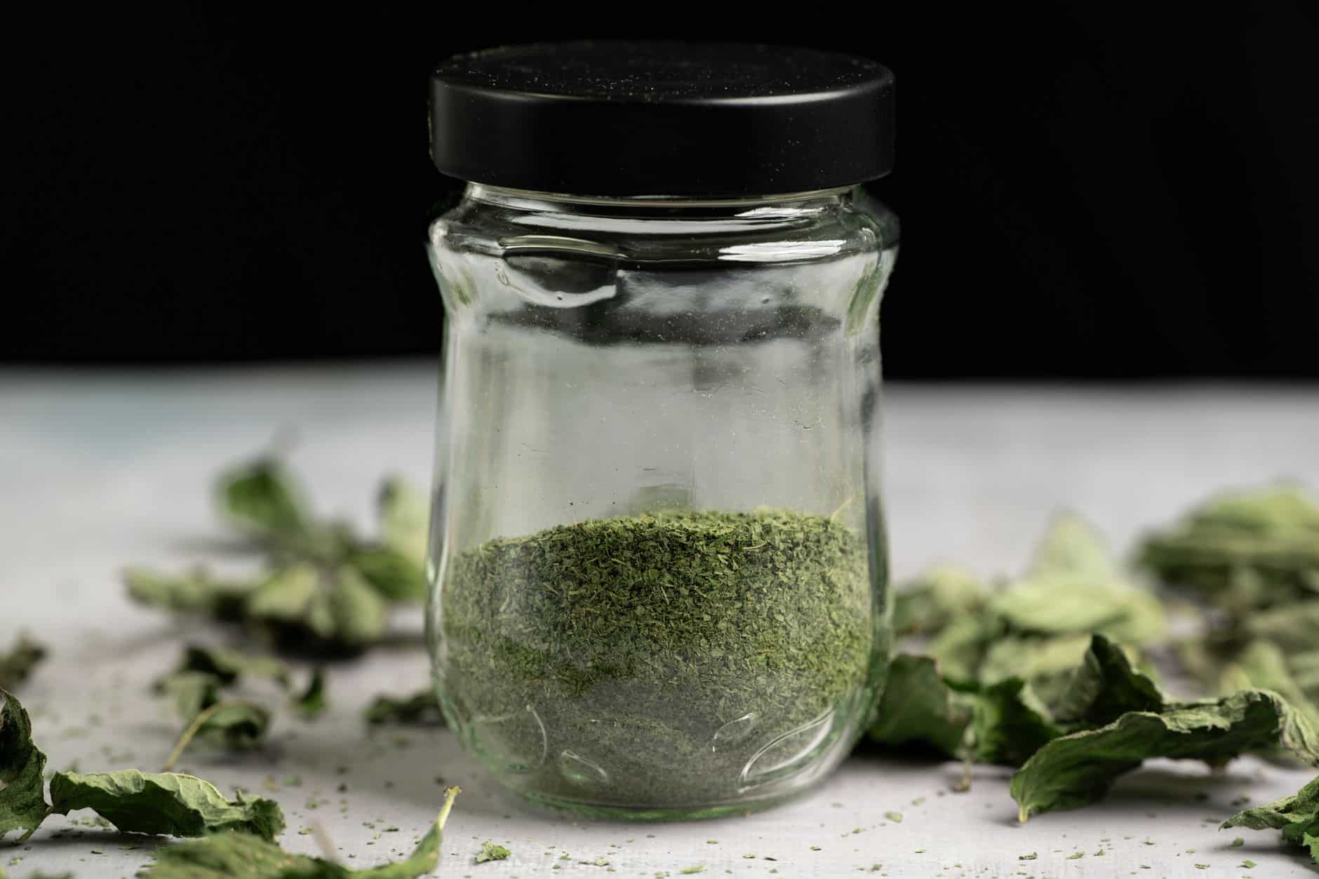 Feuilles séchées de menthe poivrée en bocal pour préparer une infusion maison