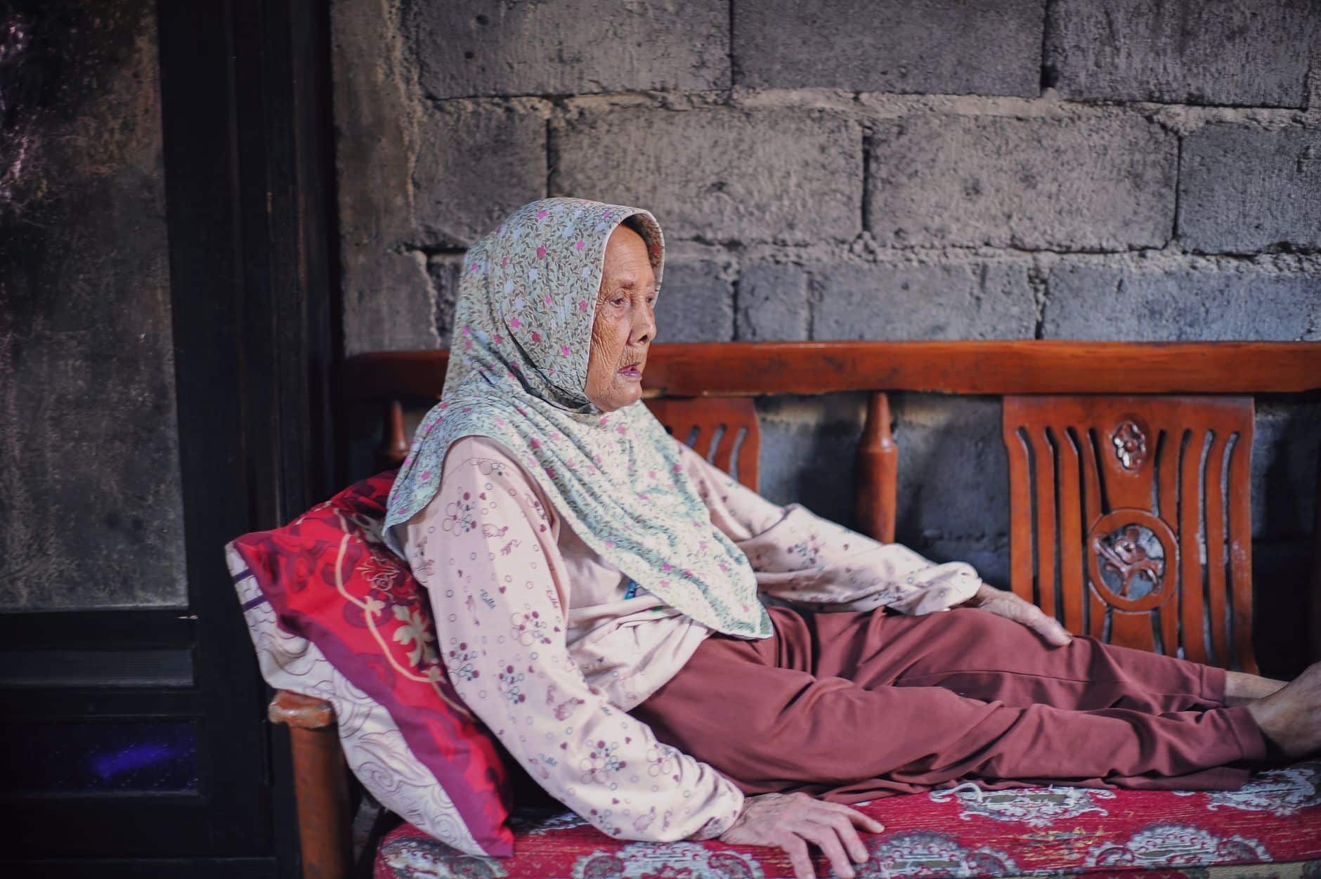 Femme buvant une infusion de queue de cerise le matin