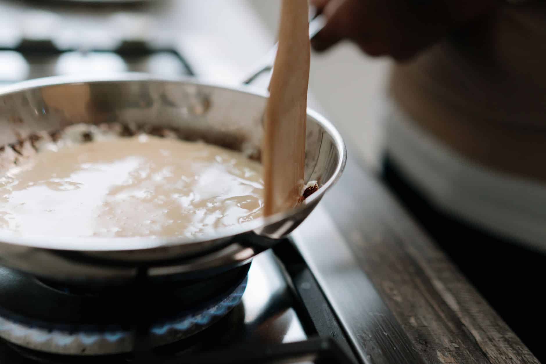 Décoction de queue de cerise dans une casserole recette maison